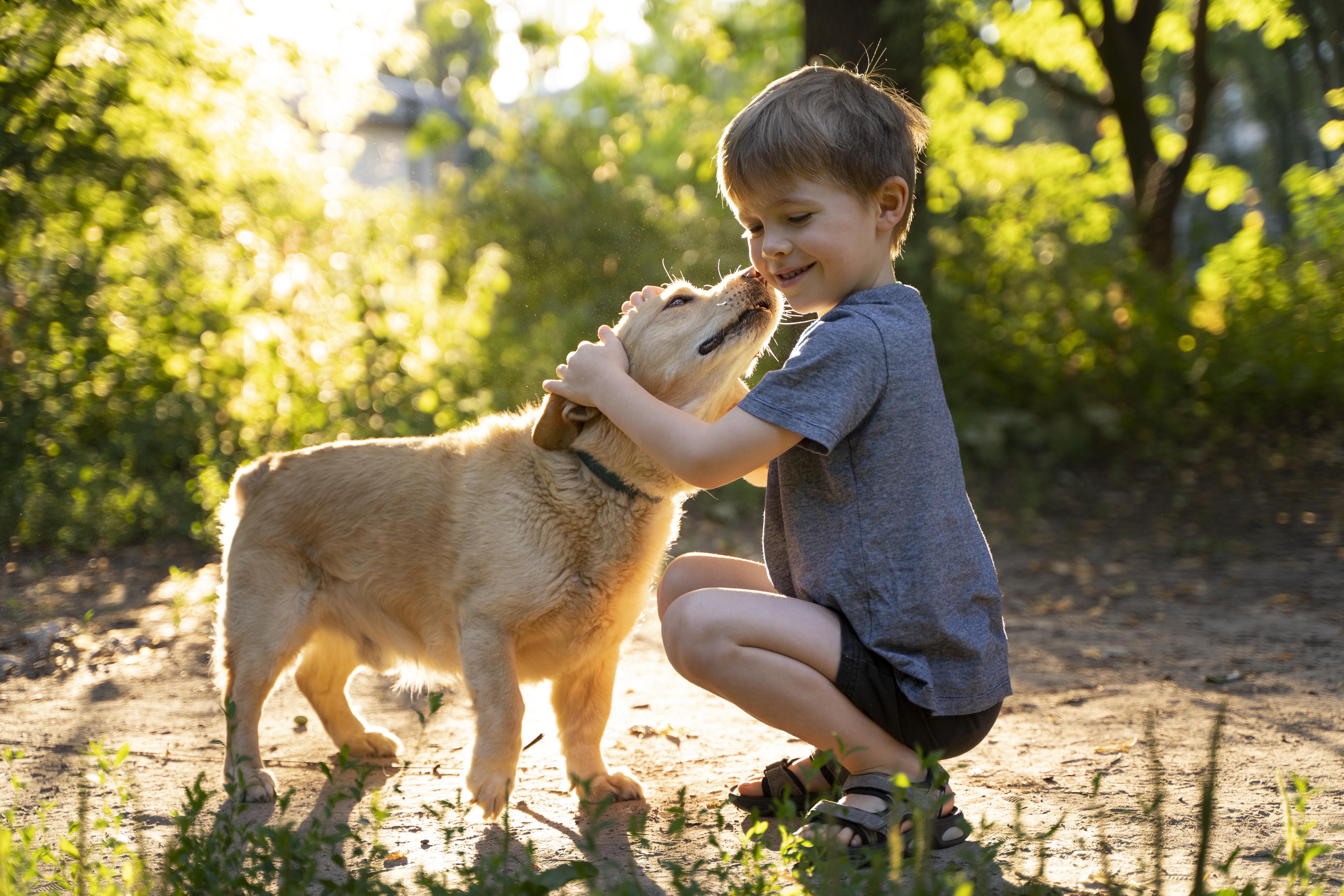 Kid plein coup etreignant chien